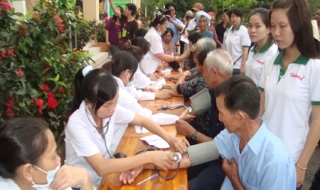 Đoàn từ thiện Tâm Việt: Khám bệnh, cấp thuốc miễn phí cho người dân huyện Gò Dầu