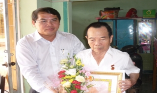 Châu Thành: Trao huy hiệu 40 - 50 năm tuổi Đảng