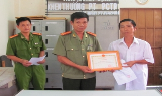 Thị xã: Khen thưởng đột xuất quần chúng có tinh thần cảnh giác