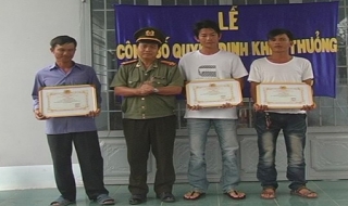 Công an Tây Ninh: Khen thưởng cho quần chúng bắt trộm