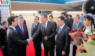 Thủ tướng bắt đầu thăm chính thức Uzbekistan