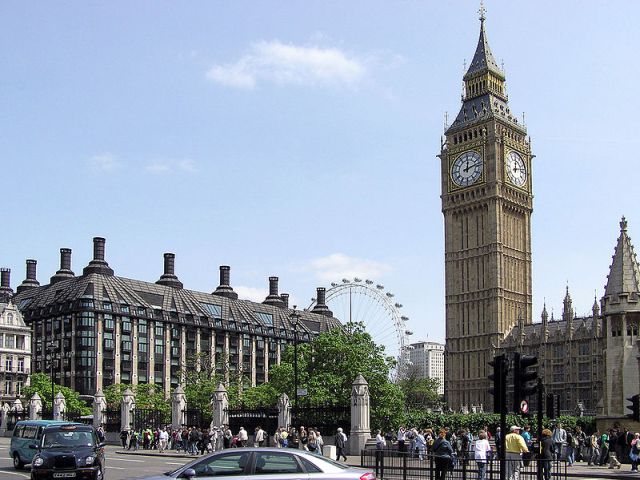 Từ trái sang: Tòa nhà Quốc Hội, Vòng quay Mắt London và tháp Big Ben. Ảnh: wikipedia 