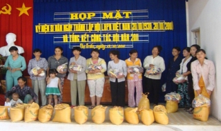 Thị trấn Tân Châu: Tặng quà cho hội viên phụ nữ nghèo