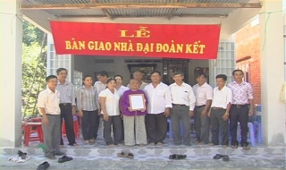 Huyện Dương Minh Châu: Tặng nhà ĐĐK cho hộ nghèo