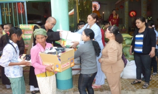 Đoàn phật tử TP.HCM: Tặng quà cho người nghèo ở Châu Thành