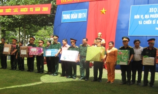 Trung đoàn 174: Họp mặt lãnh đạo địa phương, gia đình quân nhân và chiến sĩ mới