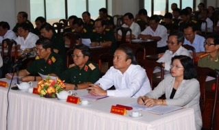 Tổng kết công tác tuyển chọn và gọi công dân nhập ngũ năm 2011: UBND xã Trà Vong được trao cờ thi đua xuất sắc