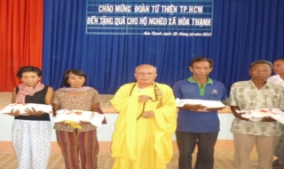 Đoàn phật tử TPHCM: Tặng quà cho bà con nghèo Châu Thành