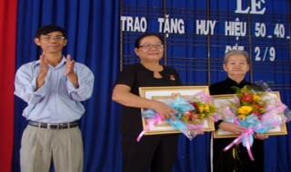 Châu Thành: Trao huy hiệu 50, 40, 30 năm tuổi Đảng