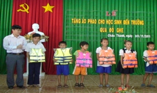 Châu Thành: Tặng áo phao cho học sinh