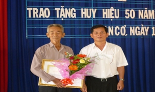 Châu Thành: Trao huy hiệu 50 năm tuổi Đảng