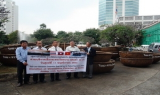 Việt Nam tặng thuyền thúng chống lụt cho người dân Thái Lan