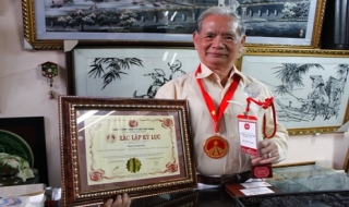 Bài thơ thêu bằng 14 thứ tiếng xác lập kỷ lục