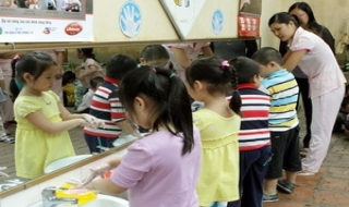 Rửa tay xà phòng để phòng dịch tay chân miệng