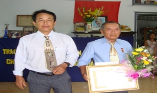 Gò Dầu: Trao huy hiệu 30, 50 năm tuổi Đảng
