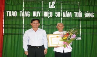 Châu Thành: Trao Huy hiệu 50 năm tuổi Đảng tại xã Phước Vinh