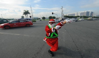 'Ông già Noel' điều khiển giao thông