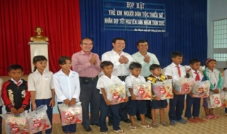 Chủ tịch HĐND tỉnh: Tặng quà Tết cho trẻ em người dân tộc thiểu số tại Châu Thành