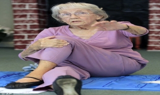Cụ bà 91 tuổi đạt kỷ lục Guinness về Yoga