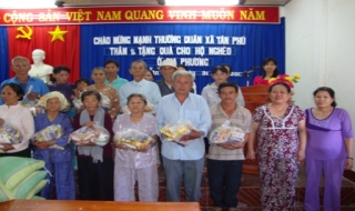 Tân Châu: Tặng quà tết cho người nghèo xã Tân Phú