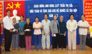 Anh hùng LLVT Trần Thị Sữa: Tặng quà tết cho bà con nghèo huyện Tân Châu
