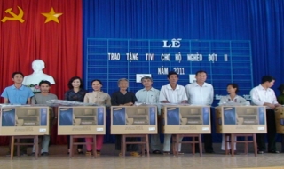 Châu Thành: Tặng tivi cho các gia đình nghèo
