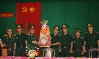 Tư lệnh Quân khu 7 thăm, chúc tết Đồn BP Xa Mát