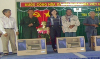Tân Châu: Tặng tivi cho hộ nghèo