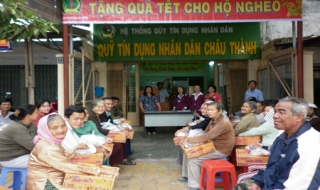 Quỹ TDND Châu Thành: Tặng quà tết cho các gia đình nghèo