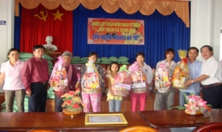 Chùa Cẩm Phong: Tặng quà tết cho bà con nghèo huyện Tân Châu