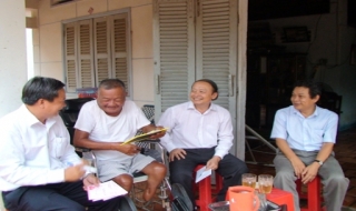 Bí thư Tỉnh uỷ Võ Văn Phuông: Thăm, tặng quà cán bộ hưu trí ở Trảng Bàng