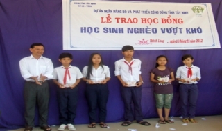 Trao 60 suất học bổng cho học sinh nghèo học giỏi huyện Châu Thành
