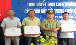 Thị xã:Khen thưởng 3 “bác tài” xe ôm bắt cướp