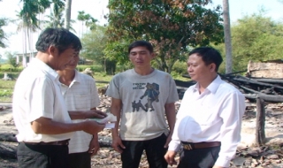 Châu Thành: Thăm, hỗ trợ tiền cho gia đình bị hoả hoạn