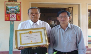 Châu Thành: Trao huy hiệu 50, 40, 30 năm tuổi Đảng