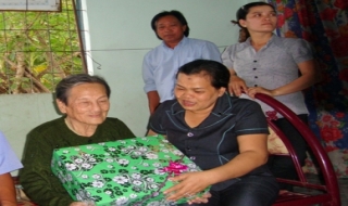 Tân Châu: Thăm hỏi, chúc tết Mẹ VNAH Trần Thị Ơn