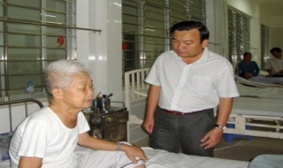 Tân Châu: Lãnh đạo huyện thăm, tặng quà cho bệnh nhân tại TT. Y tế huyện