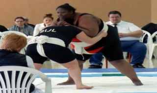 Choáng váng vì bà mẹ sumo