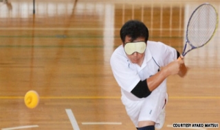Kỳ lạ trò chơi tennis 'bịt mắt'
