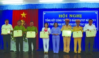 Cán bộ, đảng viên, CN-VC gương mẫu chấp hành luật pháp về giao thông