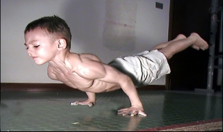 Bé 7 tuổi chống đẩy trên chai thủy tinh