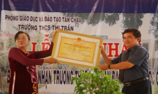 Trường THCS Thị trấn Tân Châu: Đón nhận bằng công nhận đạt chuẩn quốc gia