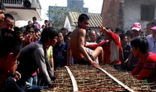 Cởi trần lăn qua 'giường gai'