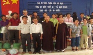 Thiền viện Vạn Hạnh: Tặng quà cho người nghèo huyện Châu Thành