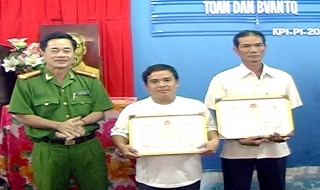 Khen thưởng đột xuất quần chúng có thành tích truy bắt đối tượng cướp giật tài sản