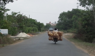 Xăng dầu lại “chảy” qua biên giới