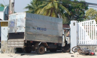 Xe tải húc đổ cổng rào