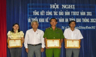 Thị xã: Phấn đấu kéo giảm TNGT trong năm 2012
