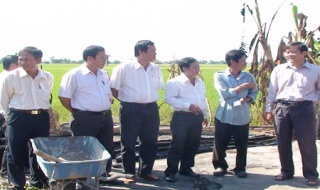 Châu Thành: Thăm hỏi, hỗ trợ tiền cho gia đình bị hoả hoạn