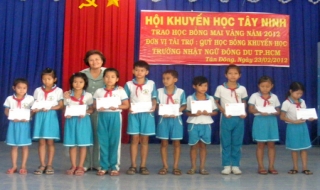 Hội Khuyến học Tây Ninh: Trao học bổng cho học sinh nghèo Tân Châu